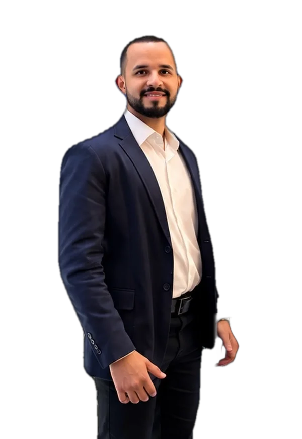O contador Vitor Rodrigues Dias, de terno azul-marinho e camisa branca, sorrindo.